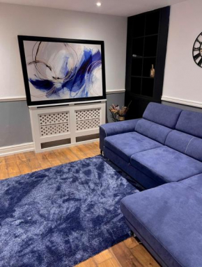 Luxury 3 bedroom house -Private parking, sleeps 6, & featuring en-suite master bedroom